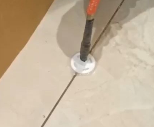集安瓷砖空鼓维修公司专业解答瓷砖在铺贴过程中，如果没有涂抹均匀到位的粘结材料（如水泥砂浆或瓷砖胶），可能会导致以下问题