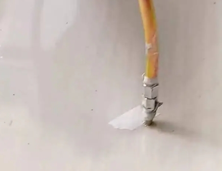 集安瓷砖空鼓维修公司专业解答在瓷砖铺贴过程中，如果使用的砂料过粗（如全部使用了粗砂），可能会导致以下问题